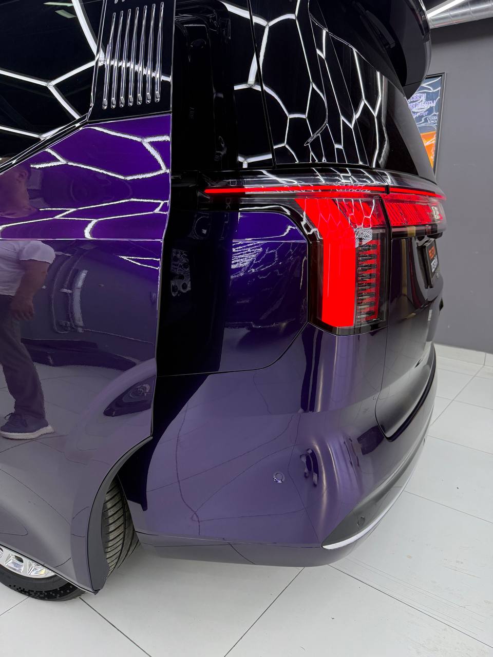 Оклейка Zeekr 009 в Metallic Midnight Purple: из черного - в глубокий пурпур